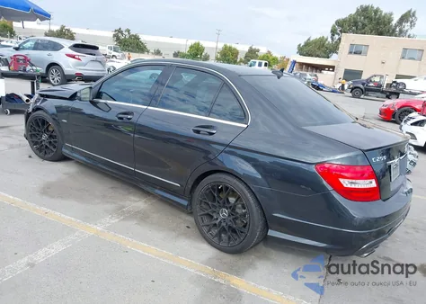 2012 Mercedes-Benz C 250 Sport z USA, uszkodzony, nr VIN WDDGF4HB7CA650152